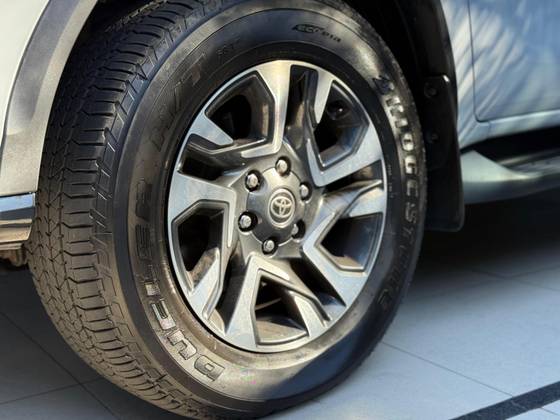 TOYOTA HILUX SW4 2.8 SRX DIAMOND 4X4 7 LUGARES 16V TURBO INTERCOOLER DIESEL 4P AUTOMÁTICO